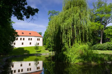 Rönesans kalesi Blansko. Castle Park 'ın manzarası. Güney Moravya, Çek Cumhuriyeti.