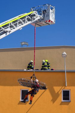 Profesyonel ve gönüllü itfaiyecilerin çalışmalarının sunumu. Yaralı birini kurtarmanın göstergesi. 21 Haziran 2025 tarihi Sosuvka köyü, Güney Moravya, Çek Cumhuriyeti.
