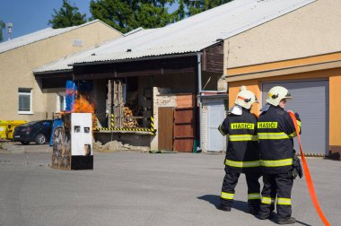 Profesyonel ve gönüllü itfaiyecilerin çalışmalarının sunumu. Genç itfaiyecilerin pratik eğitim ve becerilerinin gösterimi. 21 Haziran 2025 tarihi Sosuvka köyü, Güney Moravya, Çek Cumhuriyeti.