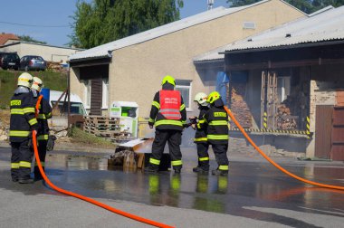 Profesyonel ve gönüllü itfaiyecilerin çalışmalarının sunumu. Genç itfaiyecilerin pratik eğitim ve becerilerinin gösterimi. 21 Haziran 2025 tarihi Sosuvka köyü, Güney Moravya, Çek Cumhuriyeti.