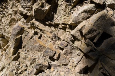 Artık kullanılmayan bir taş ocağının detaylı bir görüntüsü. Taş ocağının parçalanmış kalıntılarının detaylı bir görüntüsü..