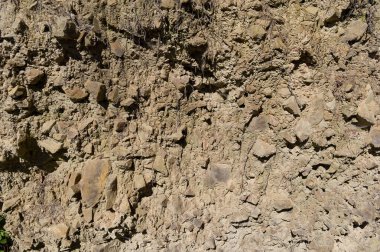 Artık kullanılmayan bir taş ocağının detaylı bir görüntüsü. Taş ocağının parçalanmış kalıntılarının detaylı bir görüntüsü..