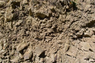 Artık kullanılmayan bir taş ocağının detaylı bir görüntüsü. Taş ocağının parçalanmış kalıntılarının detaylı bir görüntüsü..