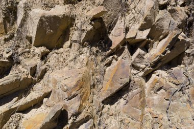 Artık kullanılmayan bir taş ocağının detaylı bir görüntüsü. Taş ocağının parçalanmış kalıntılarının detaylı bir görüntüsü..