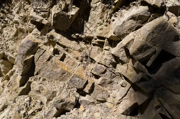 Artık kullanılmayan bir taş ocağının detaylı bir görüntüsü. Taş ocağının parçalanmış kalıntılarının detaylı bir görüntüsü..