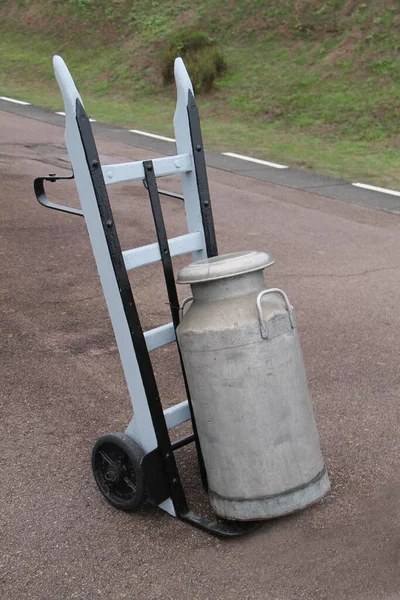铁路站台上的奶桶和麻袋滑轮 — 图库照片