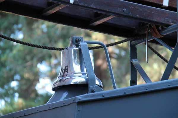 Srebrny Dzwonek Ostrzegawczy Zabytkowym Pojeździe Strażackim — Zdjęcie stockowe