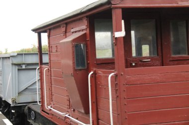 Bir yük vagonundaki vintage korumalar minibüsü..