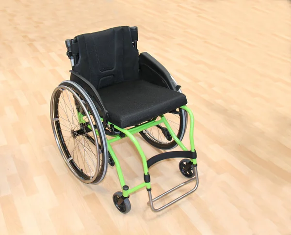Ένα Σύγχρονο Τεσσάρων Τροχών Ελαφρύ Χειροκίνητο Αναπηρικό Αμαξίδιο — Φωτογραφία Αρχείου
