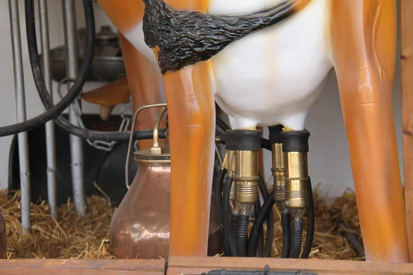 Mock Portable Milking Machine Model Cow — Stock Photo, Image