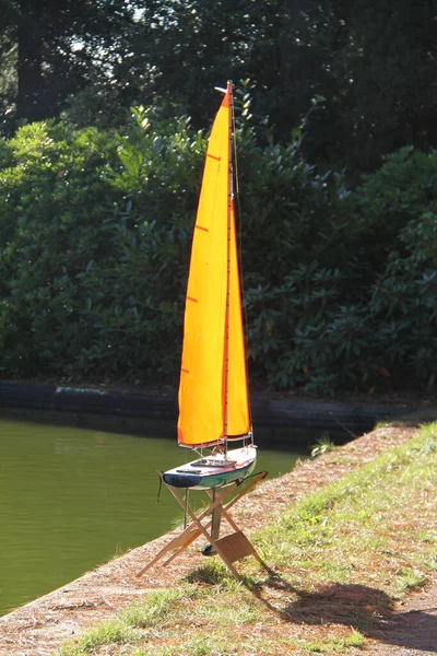 Ein Modell Segelboot Auf Einem Stand Seeufer — Stockfoto