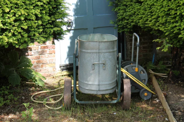 ガーデン灌漑用ポータブルウォータータンクとホースパイプ — ストック写真