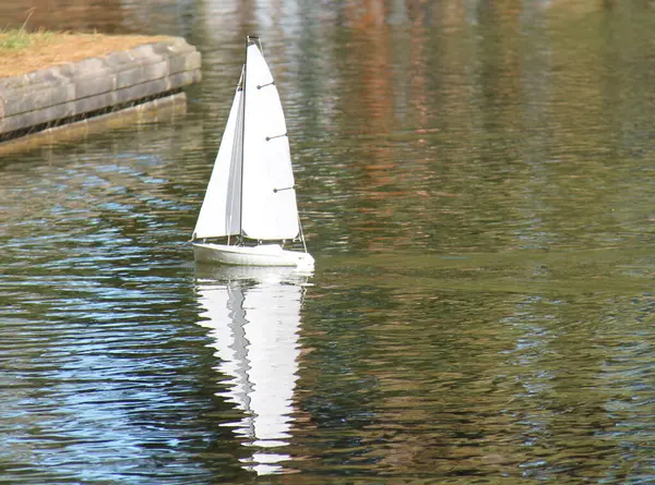 Ein Ferngesteuertes Kleines Segelschiff Auf Einem See — Stockfoto