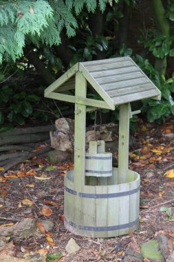 Eski bir Ahşap Bahçe Dilek Kuyusu.