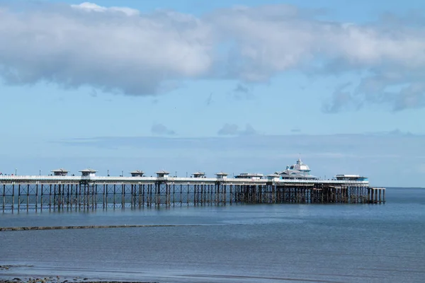 長い伝統的な海辺の海岸遊歩道桟橋 — ストック写真