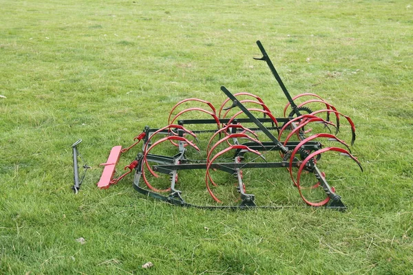 Ein Altes Pferd Gezeichnet Landwirtschaft Eggenmaschine — Stockfoto