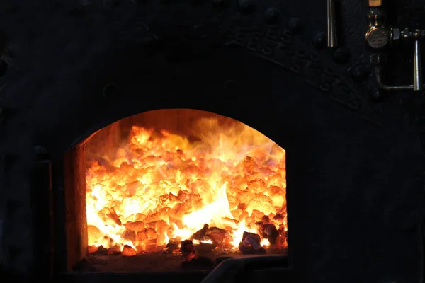 Das Intensive Feuer Eines Alten Mit Kohle Befeuerten Dampfkessels — Stockfoto