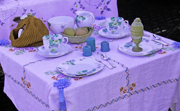 Das Layout Eines Oldtimer Picknicks Auf Einer Hübschen Tischdecke — Stockfoto