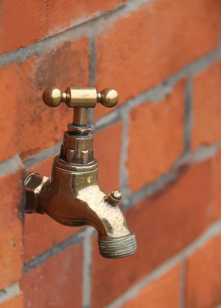 赤レンガの壁に外のヴィンテージ真鍮水タップ — ストック写真