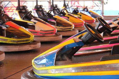 Eğlence Fuarında Çarpışan Arabaların İki Satırı.