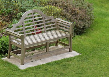 Sıra dışı bir ahşap bahçe tezgahı Kolları Yuvarlanan.