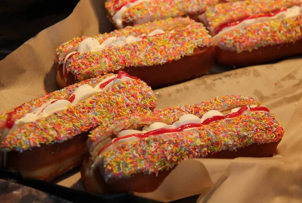 Een Display Van Verse Room Gevulde Donuts Met Sprinkles — Stockfoto