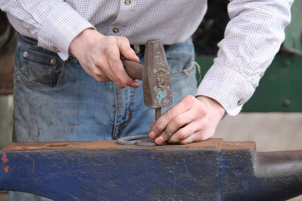 Eski Örs 'te Metal Çalışması Yapan Bir Demirci.