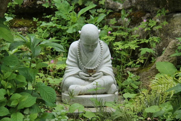 Een Plechtige Stenen Boeddha Figuur Zittend Een Plint — Stockfoto