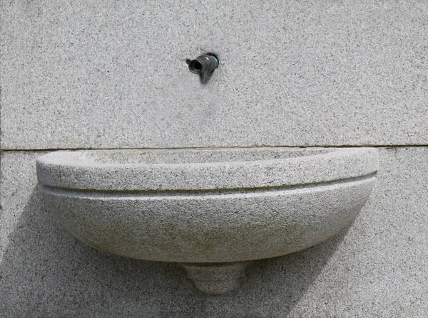 Наружный Водопроводный Кран Над Каменной Чашей — стоковое фото