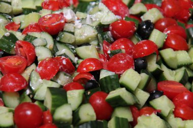 Taze kesilmiş domates ve salatalık salatası..