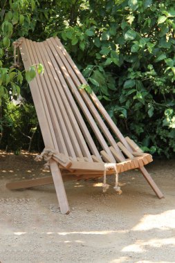 Rahatlatıcı ahşap bir bahçe sandalyesi..