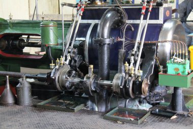 Geniş Vintage Buhar Motorunun Bazı Silah ve Sürücüleri.