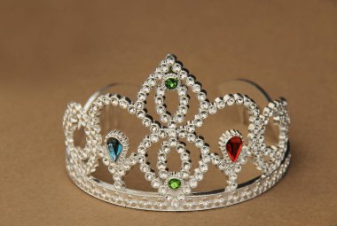 Kostüm Mücevherlerinden Yapılmış Güzel Bir Taç.