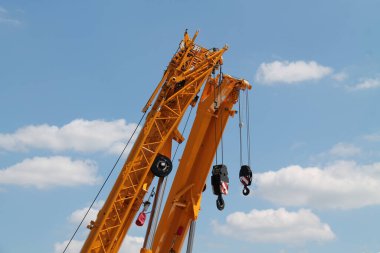 The Jibs of Two Heavy Duty İnşaat Turnaları.
