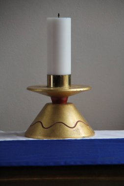 Altın renkli Holder 'da Geniş Beyaz Kilise Mumları.