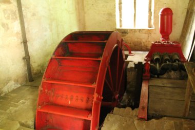 Taş Pompa Evi 'nde Eski Metal Su Çarkı.