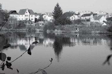 şehrin su siyah-beyaz fotoğraf yansıması .