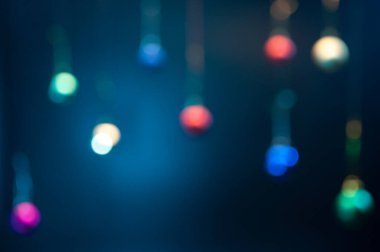 Bulanık yeni yıl oyuncakları, Noel ışıkları ve bokeh ile soyut arka plan .