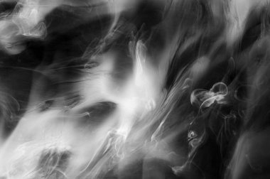 Duman hareketi, siyah arkaplanda soyut beyaz duman . 