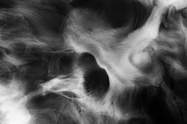 Duman hareketi, siyah arkaplanda soyut beyaz duman . 