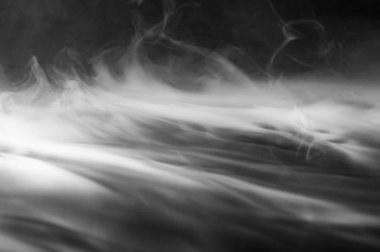 Karanlık bir arkaplanda soyut duman .