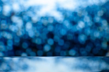 Parıldayan Yansıma: Büyüleyici Siyah Bokeh ile Bulanık Mavi Soyut .