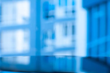 Büyüleyici Şehir Reklamcılığı: Çok Katlı Şehrin Ortasında Parlak Yüzeyde Canlı Yansıma .