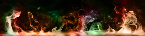 抽象的な色の暗い背景上の煙 — ストック写真