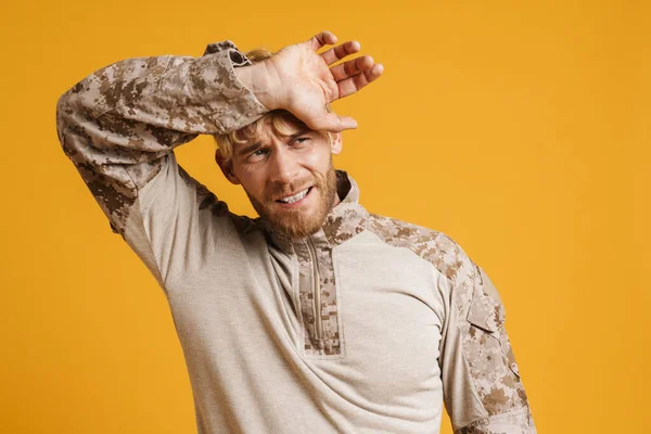 Başı Ağrıyan Avrupalı Asker Sarı Arka Planda Izole Edilmiş — Stok fotoğraf