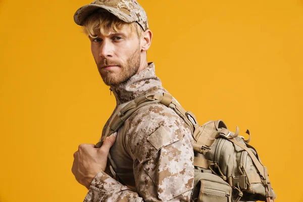 Homem Militar Branco Vestindo Uniforme Posando Olhando Para Câmera Isolada — Fotografia de Stock