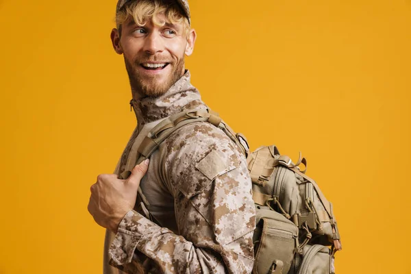 Homem Militar Branco Vestindo Uniforme Sorrindo Olhando Para Lado Isolado — Fotografia de Stock