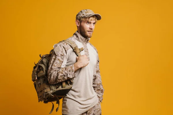 Bianco Militare Uomo Posa Uniforme Guardando Parte Isolato Sfondo Giallo — Foto Stock