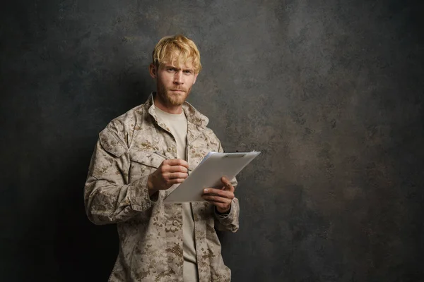 Bílý Vojenský Muž Uniformě Pózování Podložkou Izolované Přes Černé Pozadí — Stock fotografie