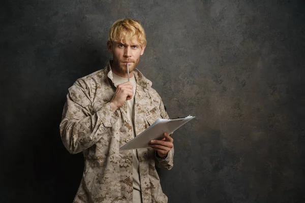 Bianco Militare Uomo Posa Uniforme Con Appunti Isolato Sfondo Nero — Foto Stock
